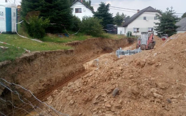 Hřiště, na kterém se v těchto dnech intenzivně pracuje, bude mít umělý povrch. A bude mít opravdu široké využití. „Víceúčelové hřiště poslouží na malou kopanou, tenis, volejbal, street basketball, součástí bude tréninková stěna na tenis,“ popsal investici