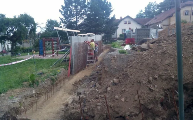 Hřiště, na kterém se v těchto dnech intenzivně pracuje, bude mít umělý povrch. A bude mít opravdu široké využití. „Víceúčelové hřiště poslouží na malou kopanou, tenis, volejbal, street basketball, součástí bude tréninková stěna na tenis,“ popsal investici