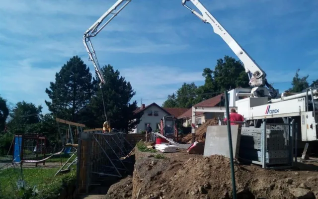 Hřiště, na kterém se v těchto dnech intenzivně pracuje, bude mít umělý povrch. A bude mít opravdu široké využití. „Víceúčelové hřiště poslouží na malou kopanou, tenis, volejbal, street basketball, součástí bude tréninková stěna na tenis,“ popsal investici