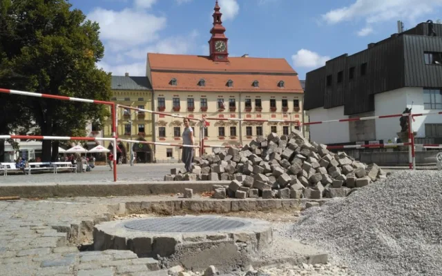 Z jihlavských „pařenišť“ na Masarykově náměstí zbydou jen kanálové poklopy