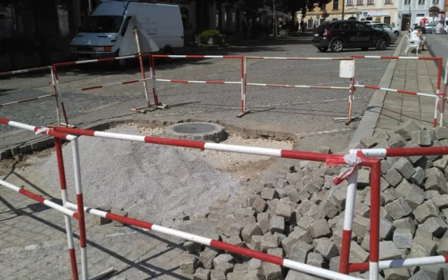 Z jihlavských „pařenišť“ na Masarykově náměstí zbydou jen kanálové poklopy