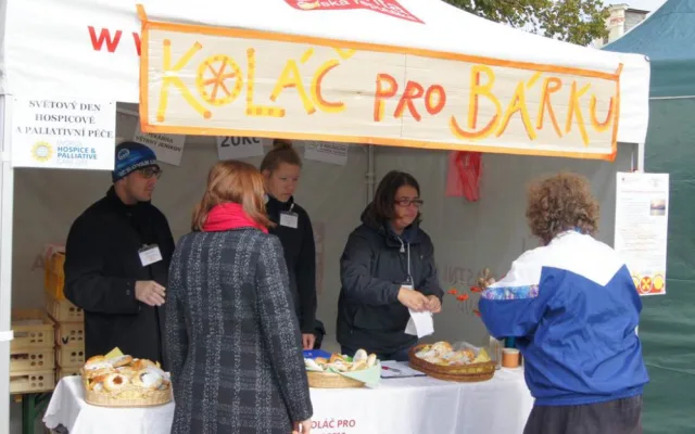 Osmý ročník akce Koláč pro hospic v Jihlavě byl i díky studentům úspěšný