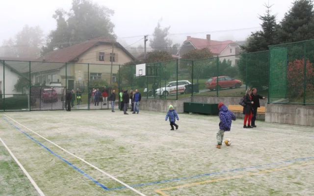 Obyvatelé Popic mají nové Oranžové hřiště. Kromě basketu si mohou zahrát i tenis