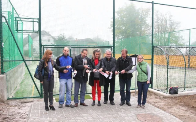 Obyvatelé Popic mají nové Oranžové hřiště. Kromě basketu si mohou zahrát i tenis