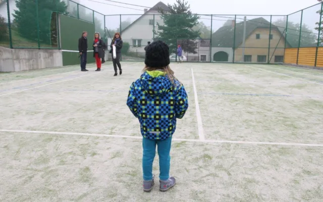 Obyvatelé Popic mají nové Oranžové hřiště. Kromě basketu si mohou zahrát i tenis