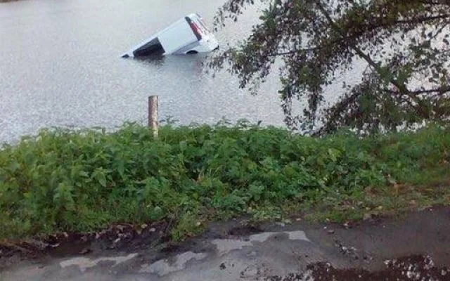 V Kostelci u masny skončilo auto v rybníce. Řidič zřejmě nezatáhl ruční brzdu