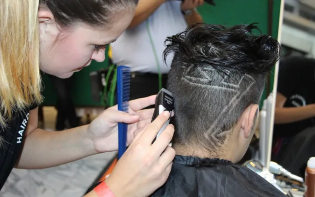 Vítězný sestřih Marie Reitermannové v kategorii Hair Tattoo