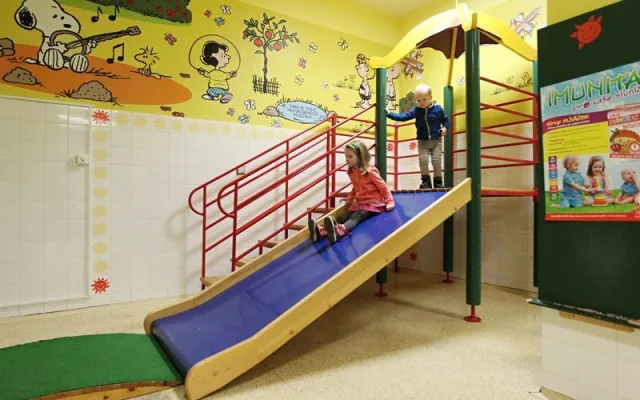 Veselé barvy a Snoopy. To je nová čekárna odborných ambulancí v jihlavské nemocnici
