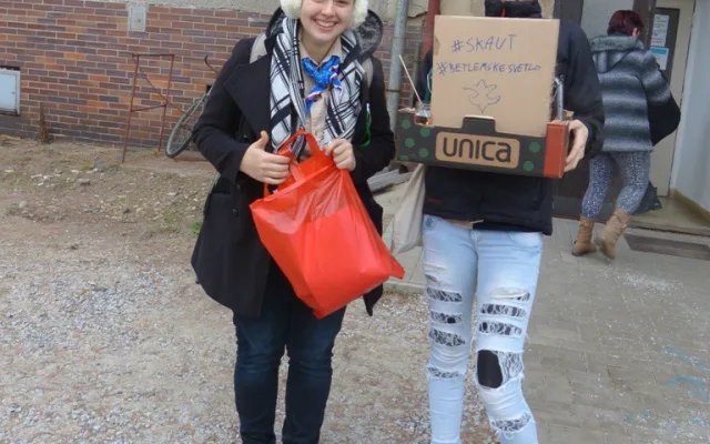 V českých domovech se rozzářilo Betlémské světlo. Dovezli jej skauti