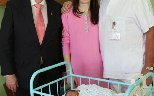 První letošní miminko Vysočiny dostalo od hejtmana šperk a šek na deset tisíc korun