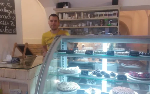 Všímám si, že se hodně zákazníků vrací, říká Lukáš Kalný, provozovatel cukrárny s raw zákusky