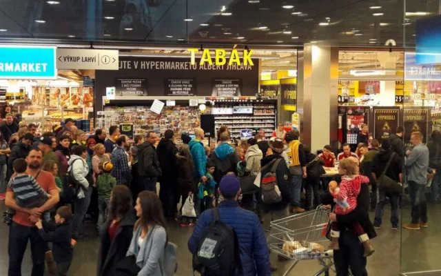 Jihlavští hokejisté se v jihlavském City Parku podepisovali svým fanouškům