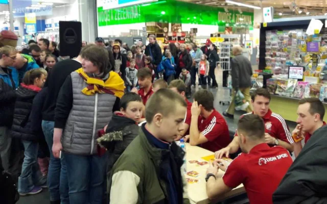 Jihlavští hokejisté se v jihlavském City Parku podepisovali svým fanouškům