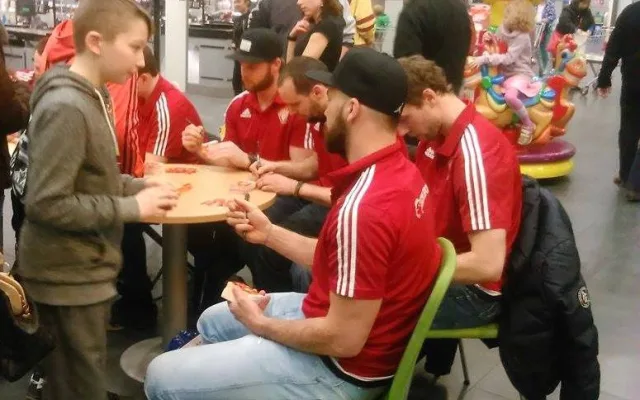 Jihlavští hokejisté se v jihlavském City Parku podepisovali svým fanouškům