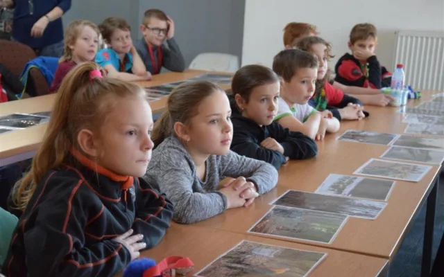 Lesní pedagogika v praxi. Žáci z jihlavské ZŠ Seifertova poznávali, jak to chodí v lese