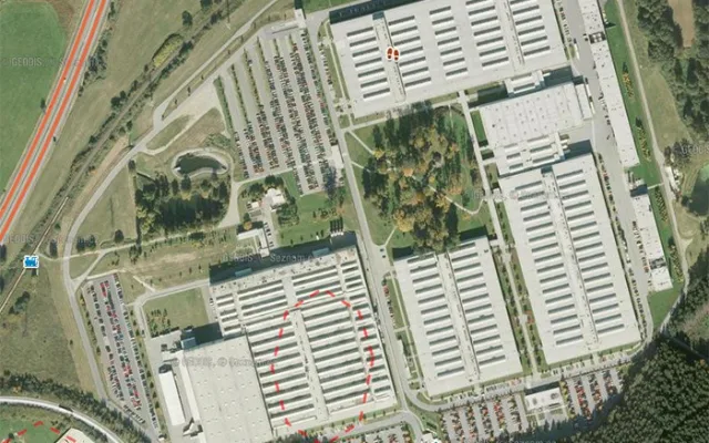 Dnešní pohled na areál továrny Bosch s parčíkem uprostřed