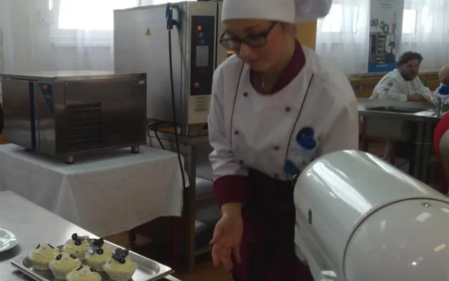 Lucie Pölzerová finalizuje své cupcakes