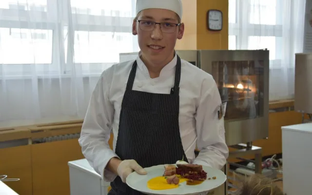 Petr Špaček se svým gastronomickým výtvorem