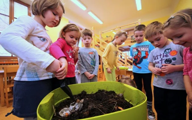Děti v jihlavské školce Zvoněnka mají netradiční „spolužáky“. Starají se o žížaly