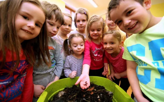 Děti v jihlavské školce Zvoněnka mají netradiční „spolužáky“. Starají se o žížaly