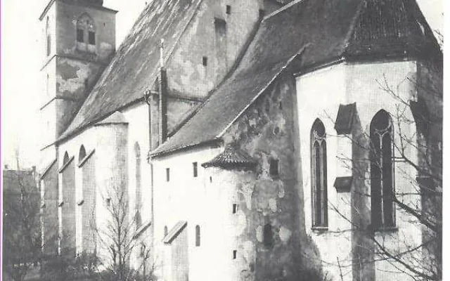 Kostel na konci 19. století ještě omítnutý.na fotografii zřejmě malý pamatný buk