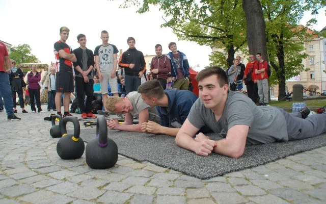 posilování na náměstí