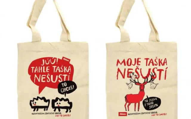Jihlavská radnice začala prodávat vlastní bavlněné nákupní tašky. Stojí čtyřicet korun