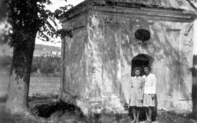 Kaplička stála u železniční trati ve Starých Horách zhruba naproti dnešní žel. zastávce u Bosche