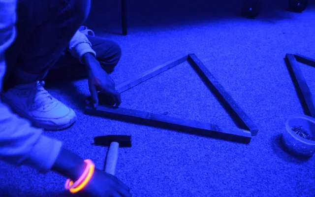 UV aktivní dekorace rozzářily jihlavský Vrakbar. Na workshopu se vyřádily hlavně děti
