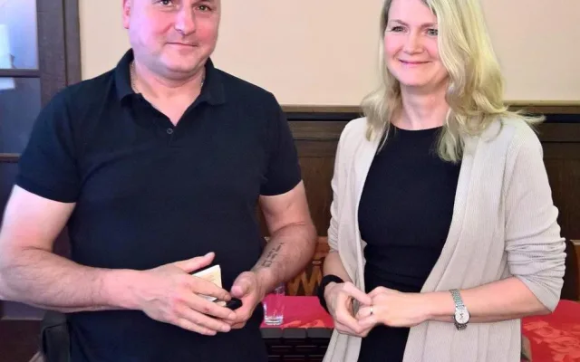 Po dovolené si jihlavští hokejisté dali pivo s vedením města. Setkání ozdobily pamětní medaile
