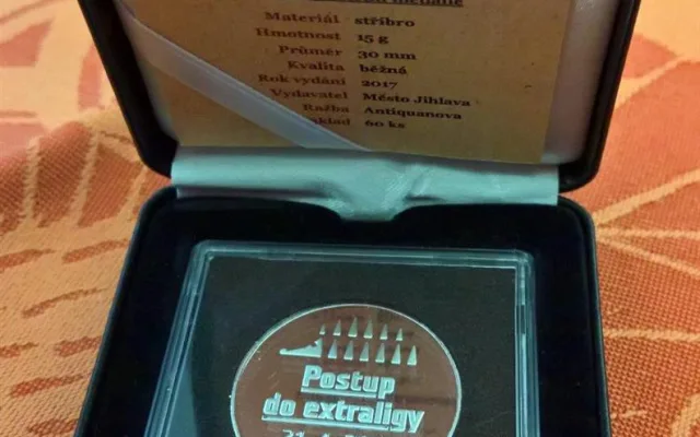Po dovolené si jihlavští hokejisté dali pivo s vedením města. Setkání ozdobily pamětní medaile