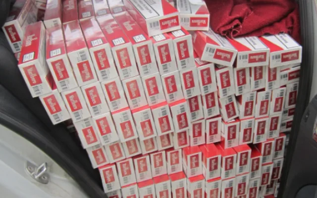 Slovenský řidič převážel přes Vysočinu více než 900 kartonů padělaných cigaret. Hrozí mu tři roky
