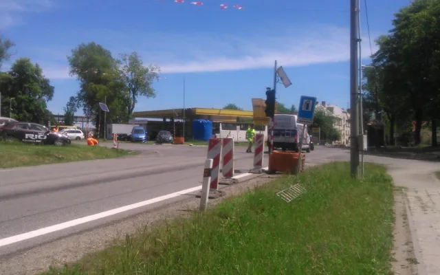 Přípravy na světelnou křižovatku v Rantířovské ulici vrcholí. Zatím bliká oranžová