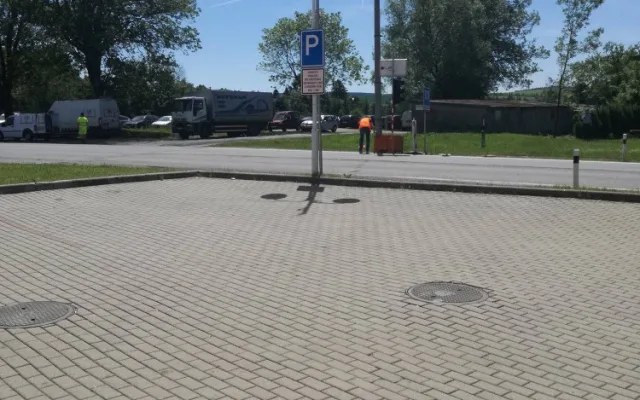 Přípravy na světelnou křižovatku v Rantířovské ulici vrcholí. Zatím bliká oranžová
