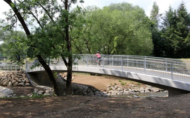 Cyklisté mohou zkusit novou stezku u řeky Jihlavy. Po jejím dokončení se uleví řidičům