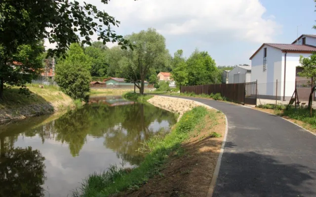 Cyklisté mohou zkusit novou stezku u řeky Jihlavy. Po jejím dokončení se uleví řidičům