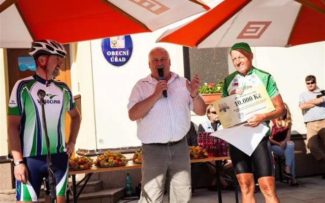 Peloton Na kole dětem projel Vysočinou. Pomáhá onkologicky nemocným dětem