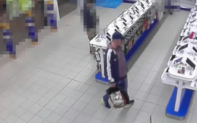 V City Parku byl ukraden notebook Lenovo. Policie pátrá po muži na fotografiích