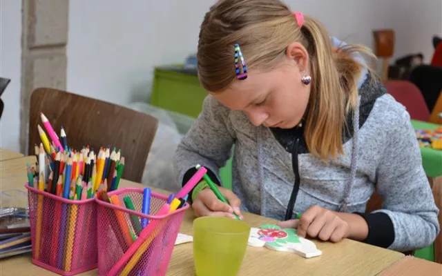 Začalo oblíbené Hračkobraní. U dětí vede lepenkové divadélko, maňásci a vláčky