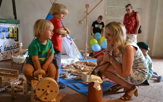 Začalo oblíbené Hračkobraní. U dětí vede lepenkové divadélko, maňásci a vláčky
