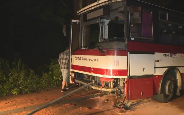 Dodávka kapely Wohnout se při cestě z Benátské! střetla s autobusem