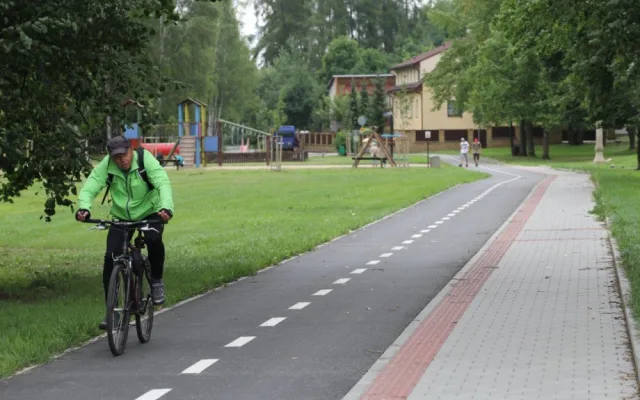 Lidé v Jihlavě mohou využívat nový úsek cyklostezky. Přinesl také nová parkovací místa
