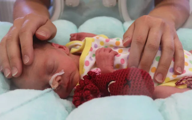 Jihlavská nemocnice se po pěti letech stará o trojčata. Holčičky se mají čile k světu