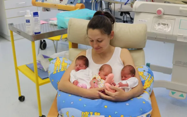 Jihlavská nemocnice se po pěti letech stará o trojčata. Holčičky se mají čile k světu