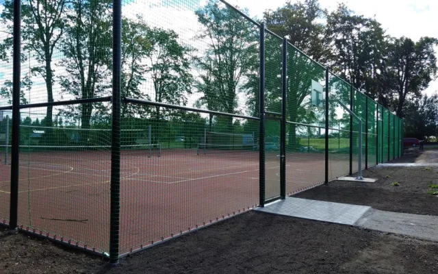 Lidé v Heleníně mohou využívat nové hřiště. Třeba na malou kopanou, tenis nebo volejbal