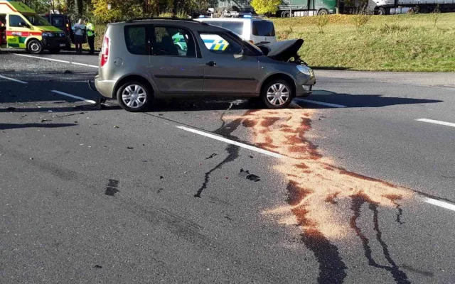 U Štoků došlo k vážné nehodě, srazila se dvě auta s dodávkou. Zranilo se celkem osm lidí