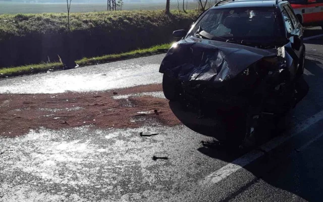 U Štoků došlo k vážné nehodě, srazila se dvě auta s dodávkou. Zranilo se celkem osm lidí