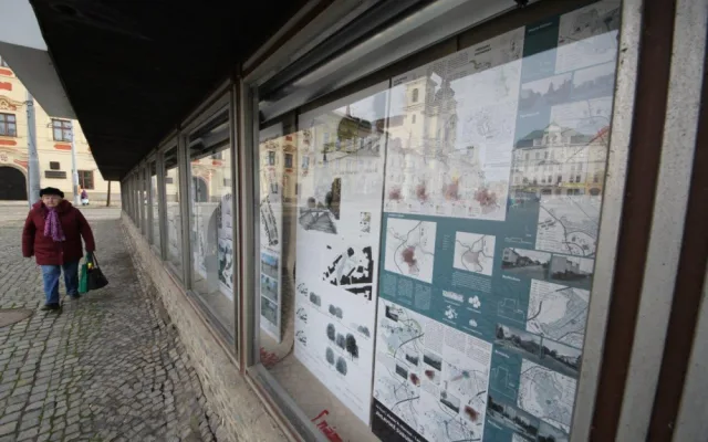 Vitríny jihlavského Prioru oživila výstava studentů. Ukazuje budoucnost centra města