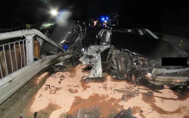Na dálnici D1 při nehodě dvou aut zemřel jeden z cestujících. Další tři lidé se zranili