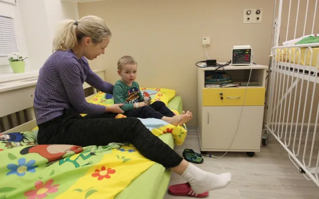 Malí pacienti v jihlavské nemocnici mají nový pokoj. Na povlečení i obrázcích je potěší krteček